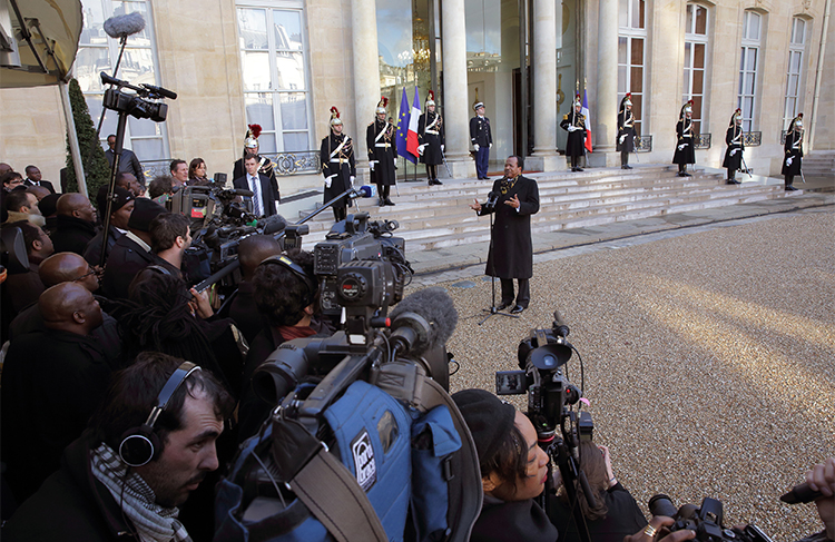 Le Président Paul Biya discutant avec des journalistes à Paris, France en 2013. Le parlement a révisé la constitution en 2008 pour supprimer les limites au mandat présidentiel. (Reuters/Philippe Wojazer)