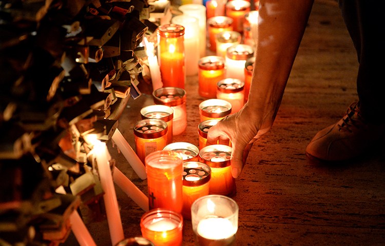 Uma vigília em Sliema, Malta, para Daphne Caruana Galizia, uma blogger crítica assassinada por uma bomba colocada no seu carro em outubro de 2017. (AFP / Matthew Mirabelli)