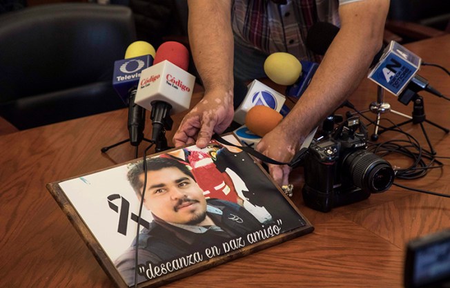 Uma imagem do jornalista mexicano assassinado Edgar Daniel Esqueda Castro é exibida durante um protesto antes do início de uma conferência de imprensa na Casa do Estado em San Luis Potosi, México, na sexta-feira, 6 de outubro de 2017. As autoridades mexicanas descobriram o corpo de Esqueda Castro San Luis Potosi na sexta-feira, um dia depois que homens armados vestindo uniformes o sequestraram de sua casa, disseram as autoridades. (AP/Christian Palma)