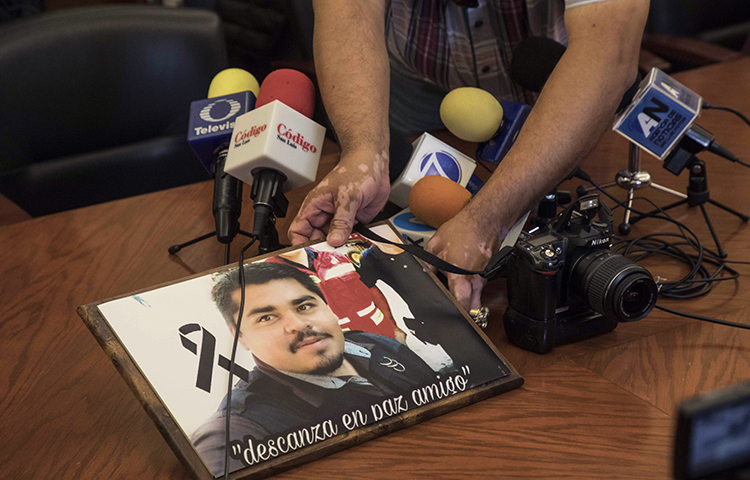 Uma imagem do jornalista mexicano assassinado Edgar Daniel Esqueda Castro é exibida durante um protesto antes do início de uma conferência de imprensa na Casa do Estado em San Luis Potosi, México, na sexta-feira, 6 de outubro de 2017. As autoridades mexicanas descobriram o corpo de Esqueda Castro San Luis Potosi na sexta-feira, um dia depois que homens armados vestindo uniformes o sequestraram de sua casa, disseram as autoridades. (AP/Christian Palma)