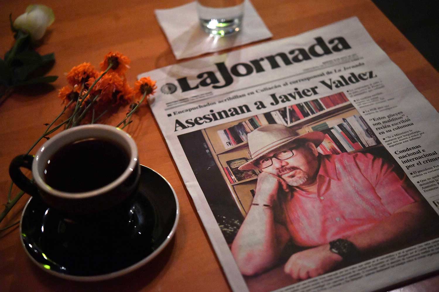 Um tributo a Javier Valdez Cárdenas é deixado em um café em Culiacan que o jornalista mexicano costumava frequentar. Valdez foi morto a tiros em frente a seu escritório em maio de 2017. (AFP / Yuri Cortez)