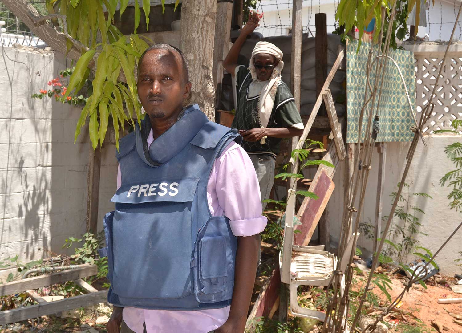 Abdiaziz Ali, photographié dans l'enceinte de Radio Shabelle à Mogadiscio en mars 2014. Le journaliste de radiotélévision a été abattu en 2016. (AP/Farah Abdi Warsameh)