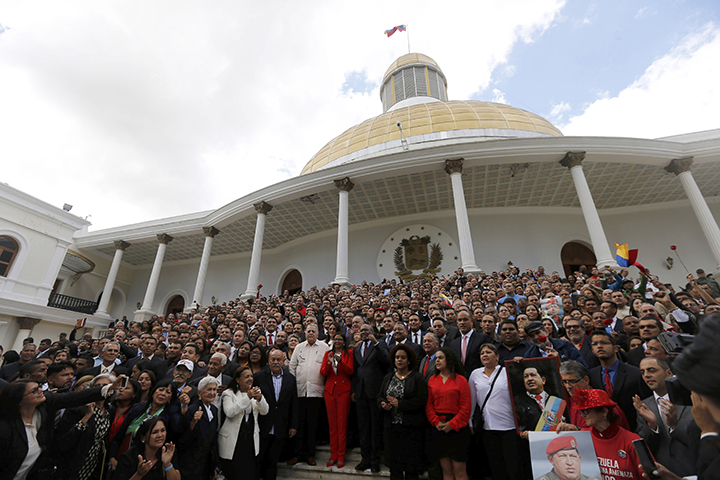 A Assembleia Nacional Constituinte da Venezuela posa para uma foto oficial depois do juramento na Assembleia Nacional em Caracas, Venezuela, em 4 de agosto de 2017. A assembleia aprovou uma lei de grande alcance em 8 de novembro que restringe as emissoras, assim como as redes sociais. (AP/Ariana Cubillos)