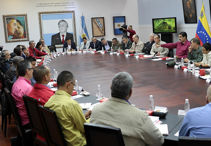 El presidente de Venezuela, Nicolás Maduro (tercero de la derecha) habla en una reunión con sus ministros en Caracas, Venezuela, el 1 de noviembre de 2017. El CPJ instó a las autoridades venezolanas a investigar con transparencia y exhaustividad la desaparición del reportero gráfico independiente venezolano Jesús Medina Ezaine. (Palacio de Miraflores/Reuters)