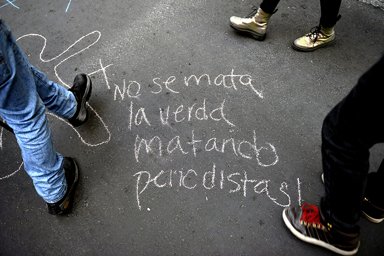 Le 15 juin, les journalistes rejoignent une manifestation à Mexico pour marquer l'intervalle d'un mois depuis le meurtre du journaliste d'investigation, Javier Valdez Cárdenas. En dehors des zones de conflits armés, le Mexique et le pays le plus meurtrier pour les journalistes. (AFP/Pedro Pardo)