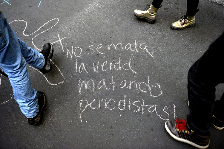 Jornalistas se juntam em um protesto na Cidade do México em 15 de junho para marcar um mês desde o assassinato do repórter investigativo Javier Valdez Cárdenas. Fora das zonas de conflito, o México é o país mais fatal para jornalistas. (AFP / Pedro Pardo)