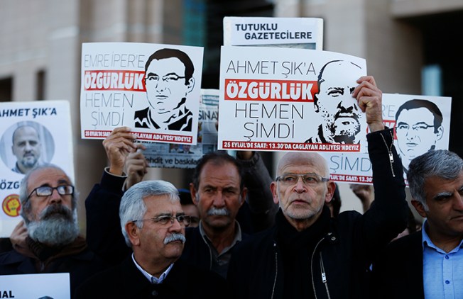 Le 31 octobre 2017, des journalistes et des manifestants brandissent des pancartes devant un tribunal à Istanbul pour réclamer la libération de leurs collègues incarcérés, notamment le journaliste turque, Ahmet Şık. En 2017, la Turquie a été classée comme le pire geôlier de journalistes. (AP/Lefteris Pitarakis)