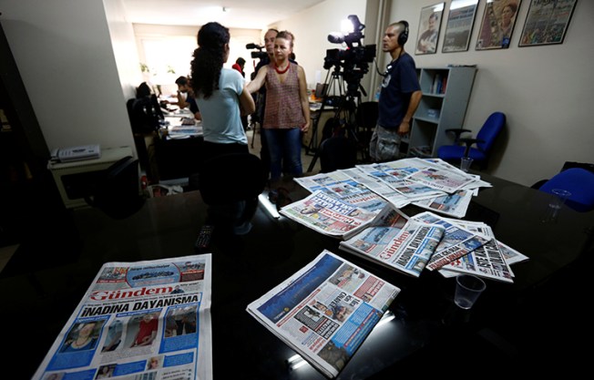 A journalist from the pro-Kurdish Ozgur Gundem gives an interview to a German TV channel at their newsroom in June 2016. A Turkish court on November 30, 2017, ordered the paper's former chief editor and former responsible editor to pay a fine of 100,000 Turkish liras (US$25,858) for not publishing a correction. (Reuters/Murad Sezer)