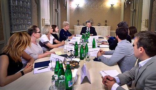 A CPJ delegation and the family of murdered journalist Pavel Sheremet meet with Ukrainian President Petro Poroshenko in July. (Kiev-President Office)