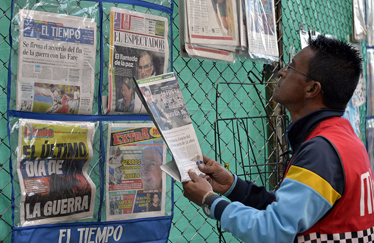 Um comerciante exibe jornais no centro de Bogotá, em 23 de junho de 2016. Um tribunal da Colômbia ordenou a uma revista com sede na cidade que revele suas fontes. (AFP / Guillermo Legaria)