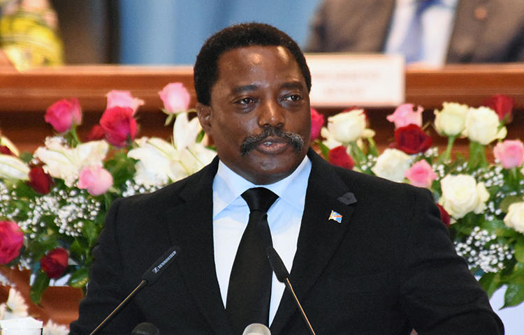 Le Président de la République démocratique du Congo, Joseph Kabila, s'adresse à la nation au Palais du Peuple dans la capitale Kinshasa, en avril 2017. Des agents du service du renseignement militaire ont détenu pendant neuf heures le journaliste Willy Akonda, accusé d'avoir pris des photos qui « compromettaient » le Président Joseph Kabila. (Reuters/Kenny Katombe).