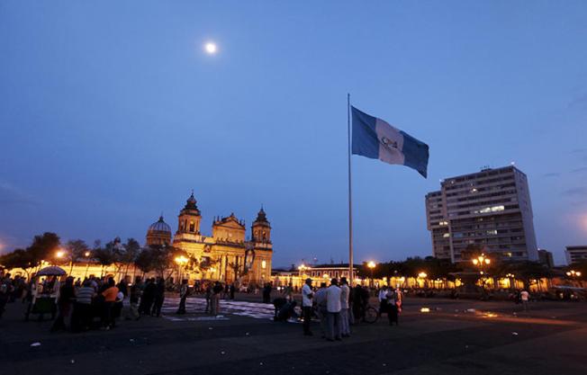 La gente se reúne en la Plaza de la Constitución en el centro de la Ciudad de Guatemala, en agosto de 2015. Los cuerpos de dos comunicadores, Laurent Ángel Castillo Cifuentes y Luis Alfredo de León Miranda, fueron encontrados en una finca en las afueras de la ciudad de Santo Domingo, en el suroccidental departamento guatemalteco de Suchitepéquez, el 1 de febrero de 2018. (Reuters / Jose Cabezas)