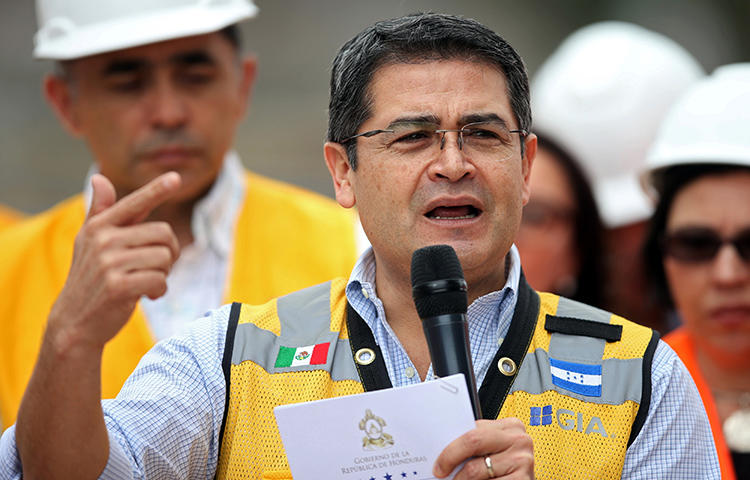 O presidente de Honduras, Juan Orlando Hernandez, em um local de construção na cidade de Tegucigalpa, em janeiro de 2018. Um agressor não identificado tentou atacar o jornalista César Omar Silva com uma faca em 13 de fevereiro durante a onda de instabilidade política em Honduras decorrente da reeleição do presidente Juan Orlando Hernández e subsequente repressão das forças de segurança, segundo a imprensa. (Reuters/Edgard Garrido)