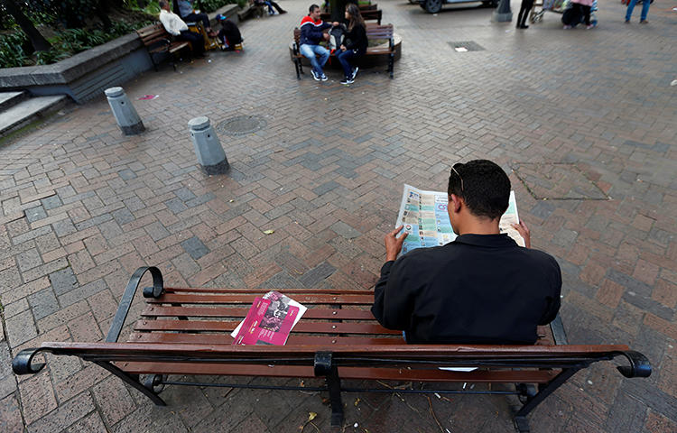 Um homem lê um jornal em um parque em Bogotá, Colômbia, em janeiro de 2018. Um tribunal colombiano condenou, em 1º de fevereiro, o atirador responsável pelo assassinato em 2015 do jornalista de rádio colombiano Luis Antonio Peralta Cuéllar e de sua esposa Sofía Quintero. (Reuters / Jaime Saldarriaga)