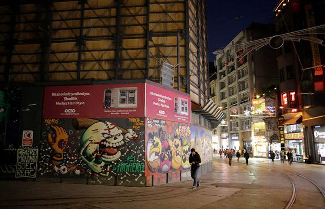 Pedestrians walk along Istiklal Street, in central Istanbul, in 2016. Police on March 28 raided the pro-Kurdish daily Özgürlükçü Demokrasi, based in the district. (AFP/Yasin Akgul)