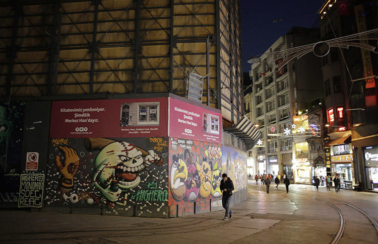 Pedestrians walk along Istiklal Street, in central Istanbul, in 2016. Police on March 28 raided the pro-Kurdish daily Özgürlükçü Demokrasi, based in the district. (AFP/Yasin Akgul)