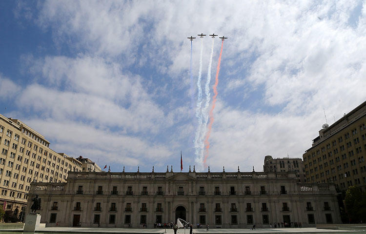 Aviões voam em formação em Santiago, Chile, em 3 de março de 2017. Em 7 de março, o Centro Independente de Jornalismo Investigativo, com sede em Santiago, informou que a polícia chilena interceptou telefonemas, bem como mensagens de WhatsApp e Telegramas, entre cinco jornalistas e suas fontes. (Reuters / Ivan Alvarado)