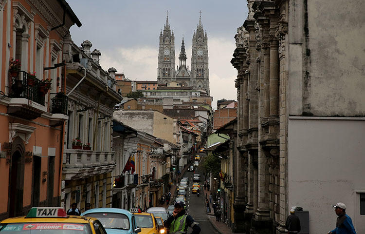 A polícia controla o tráfego em uma rua na capital do Equador, Quito, em fevereiro de 2017. Três membros de uma equipe de reportagem foram sequestrados em 26 de março enquanto faziam reportagens na província de Esmeraldas, no norte do país, segundo informações da imprensa. (Reuters/Mariana Bazo)