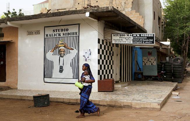 A woman holds her child in Bamako, Mali in April 2016. Malian police on February 22, 2018, arrested three journalists from the privately owned MaliActu news website in the capital Bamako, according to local media reports. (Reuters/Joe Penney)