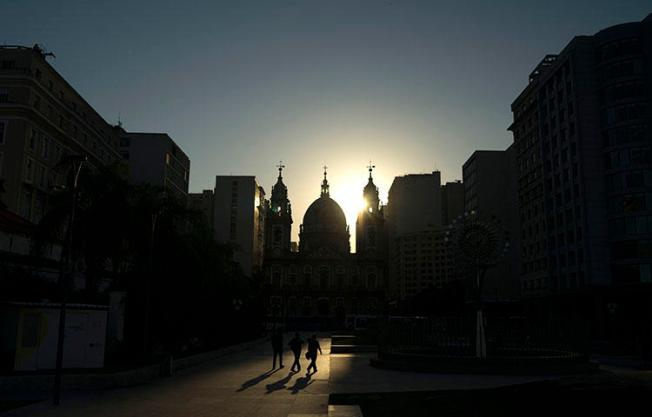 A Igreja da Candelária ao pôr do sol no Rio de Janeiro, Brasil, em 16 de novembro de 2017. Um radialista brasileiro foi baleado em um ataque enquanto dirigia no estado de Rondônia em 20 de abril de 2018, segundo a imprensa. (AFP / Leo Correa)