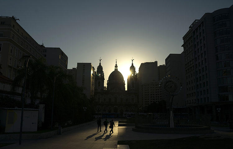 A Igreja da Candelária ao pôr do sol no Rio de Janeiro, Brasil, em 16 de novembro de 2017. Um radialista brasileiro foi baleado em um ataque enquanto dirigia no estado de Rondônia em 20 de abril de 2018, segundo a imprensa. (AFP / Leo Correa)