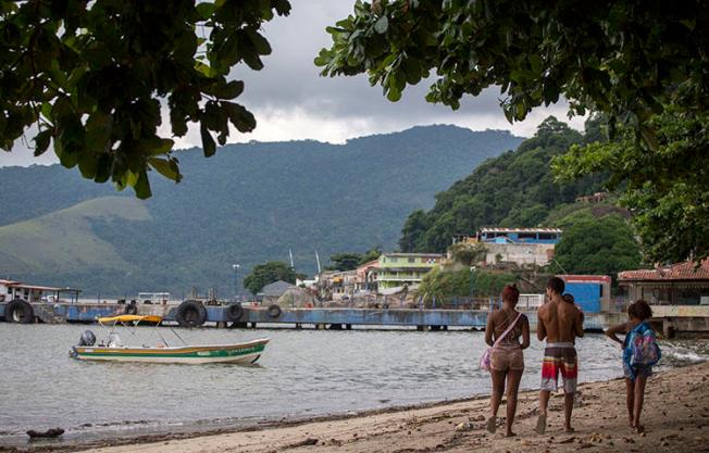 Uma praia no Rio de Janeiro, Brasil, em 4 de março de 2018. As autoridades brasileiras indiciaram o repórter Felipe de Oliveira Araújo Rodrigues por acusações contra o Estado depois que ele informou sobre grupos militantes do Estado Islâmico, de acordo com reportagens. (AFP / Mauro Pimentel)