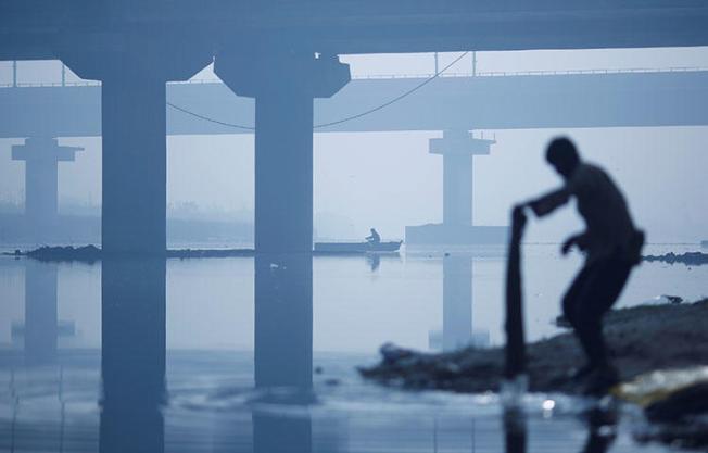 A view of the Yamuna River in New Delhi, India on January 17, 2018. Freelance journalist Rana Ayyub began receiving an onslaught of anonymous, graphic threats via social media after a parody Twitter account on April 22 falsely stated that Ayyub was a defender of child rapists, according to reports. (Reuters/Adnan Abidi)