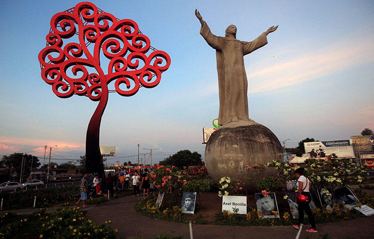 Un monumento conmemorativo en Managua, Nicaragua, a los manifestantes asesinados durante las protestas contra el plan del gobierno nicaragüense de reformas a las pensiones. Al menos un periodista fue asesinado mientras cubría las protestas, según informes de prensa. (Reuters / Jorge Cabrera)