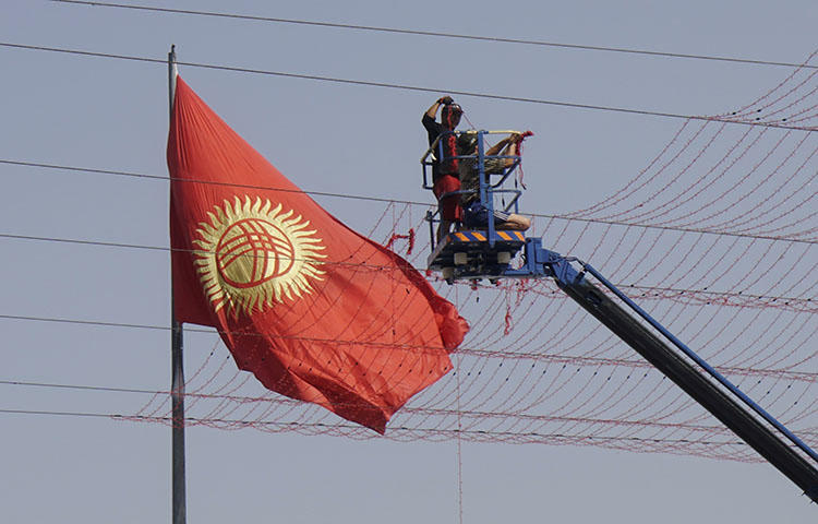 The Kyrgyz flag in Bishkek, Kyrgyzstan in September 2017. Former Kyrgyz President Almazbek Atambayev dropped defamation charges he pressed last year against independent news website Zanoza and two of its journalists, according to reports. (Reuters/Shamil Zhumatov)