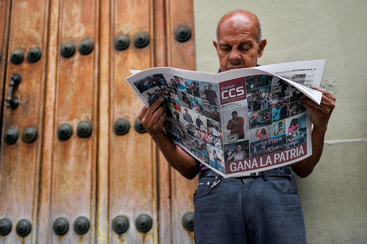 Em Caracas, um homem lê um jornal que alude à vitória do presidente reeleito Nicolas Maduro na eleição presidencial venezuelana de 21 de maio de 2018. O órgão regulador nacional de telecomunicações da Venezuela abriu uma investigação, em 22 de maio, sobre o conteúdo publicado no site do El Nacional, o maior jornal diário independente do país. (Luis Robayo/AFP)