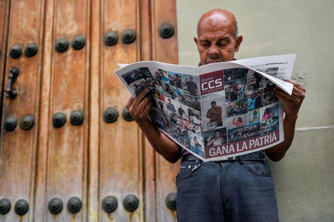 A man reads a newspaper referring to the victory of re-elected President Nicolas Maduro in the Venezuelan presidential election in Caracas, on May 21, 2018. The Venezuelan national telecommunications regulator on May 22 opened an investigation into content published on the website of El Nacional, the country's biggest independent daily newspaper. (Luis Robayo/AFP)