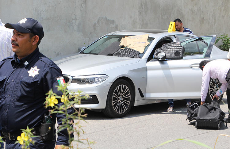 Investigadores examinam a cena do crime onde o jornalista mexicano Juan CarlosHuerta foi morto a tiros em Villahermosa, no estado de Tabasco, México, em 15 demaio. (AFP / Carlos Perez)