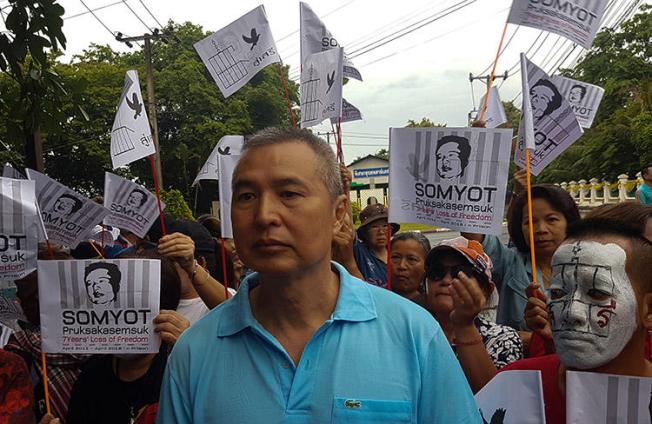 Thai editor Somyot Prueksakasemsuk, pictured with supporters after his release from jail after serving seven years. (Reuters/Aukkarapon Niyomat)