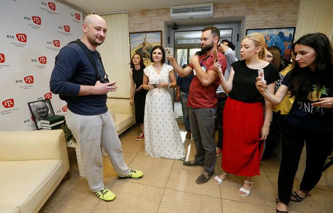 Russian dissident journalist Arkady Babchenko, left, visits the office of the Crimean Tatar channel, ATR, in Kiev, Ukraine on May 31, 2018. (Reuters/Valentyn Ogirenko)