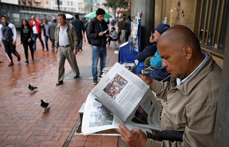 Un hombre lee un periódico en Bogotá en mayo. Una corte internacional le ordenó al Estado colombiano buscar justicia adecuada por un radialista asesinado en 1998. (Reuters/Jaime Saldarriaga)