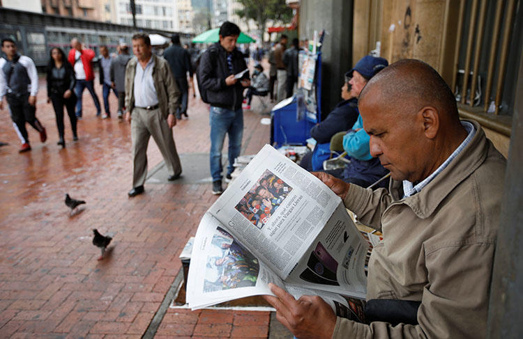 Em Bogotá, um homem lê um jornal em maio. Uma Corte Internacional ordenou que a Colômbia busque justiça adequada para o assassinato de um jornalista de rádio em 1998. (Reuters/Jaime Saldarriaga) (Reuters/Jaime Saldarriaga)