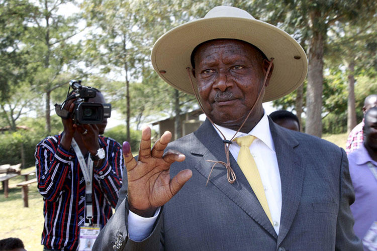 Ugandan President Yoweri Museveni displays his inked finger after voting on February 18, 2016. In June 2018, Museveni and government officials verbally attacked and threatened the Ugandan media. (Reuters/James Akena)