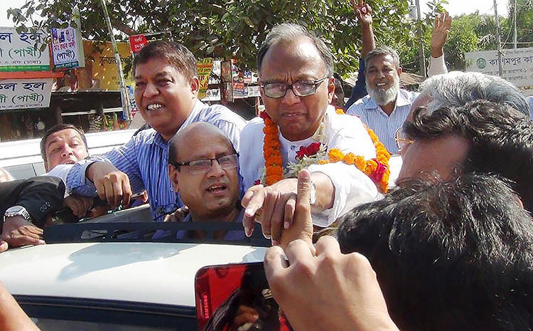 Bangladeshi editor Mahmudur Rahman (center) celebrates his release on bail from prison in Gazipur on November 23, 2016. Rahman was injured in an attack outside a courtroom in Kushtia on July 22, 2018. (AFP/Stringer)