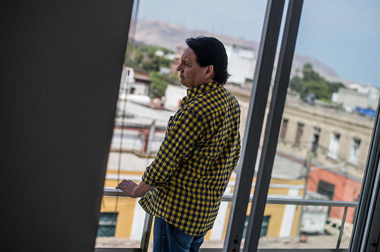 Fernando Villavicencio, retratado en Lima en abril de 2017. El periodista investigativo huyó a Perú en 2016 después de que un juez expidiera una orden de arresto contra él. (AFP/Ernesto Benavides)