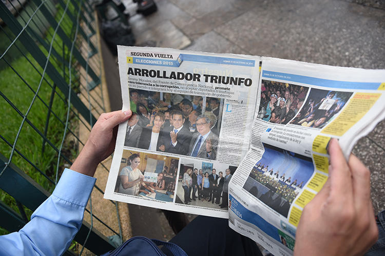 A man reads a newspaper in Guatemala City on October 26, 2015. A Guatemalan judge on July 17, 2018, approved a court order barring journalist José Rubén Zamora and his newspaper, elPeriódico, from writing about a government official for three months under a law created to prevent violence against women. (AFP/Johan Ordonez)