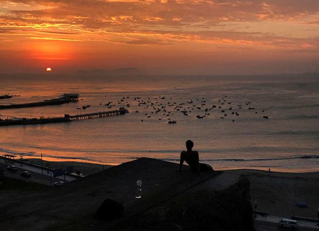 A praia dos Pescadores, em Lima, em abril de 2018. As autoridades peruanas estão assediando dois meios de comunicação por causa de suas reportagens investigativas. (Reuters / Mariana Bazo)