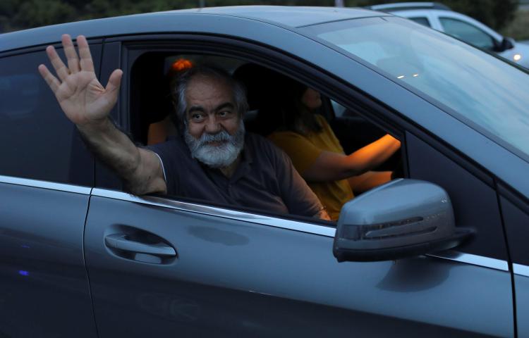 Journalist Mehmet Altan waves after being released from the prison in Silivri, near Istanbul, Turkey on June 27, 2018. (Reuters/Huseyin Aldemir)