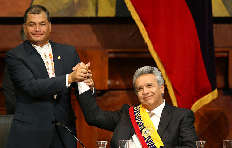 El expresidente ecuatoriano Rafael Correa, a la izquierda, felicita a su sucesor, Lenín Moreno, en su investidura en mayo de 2017. Moreno ha intentado mejorar las relaciones con los medios. (Reuters/Mariana Bazo)