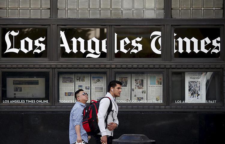 People walk past the building of the Los Angeles Times in Los Angeles, California, on April 27, 2016. (Reuters/Lucy Nicholson)