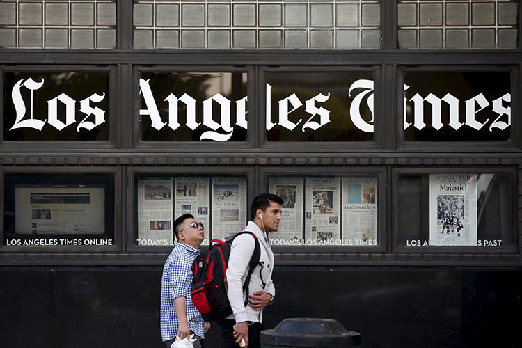 People walk past the building of the Los Angeles Times in Los Angeles, California, on April 27, 2016. (Reuters/Lucy Nicholson)