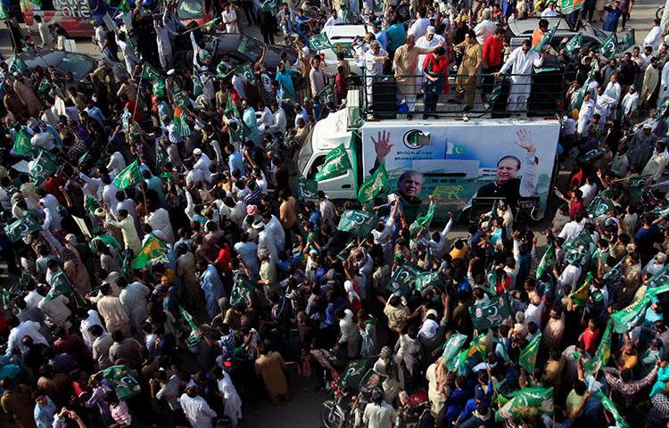 Supporters of the Pakistan Muslim League-Nawaz march toward the airport to welcome former Prime Minister Nawaz Sharif, in Lahore, Pakistan, on July 13, 2018. Pakistani police arrested and beat a Norwegian TV reporter covering a Sharif rally in Gujrat on July 13. (Reuters/Mohsin Raza)