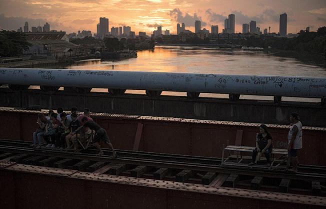 A foot-powered trolley moves along a railroad track in Manila on July 31, 2018. Five journalists were detained and at least one reporter was attacked by police and private security guards while they were covering a workers' protest in Bulacan province's Meycauayan City, according to reports. (AFP/Noel Celis)