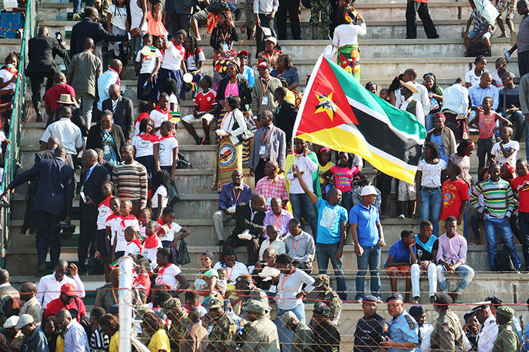 Mozambican people celebrate the 40th anniversary of their country's independence from Portugal on June 25, 2015, in Maputo. The Mozambican government imposed high fees on independent media on July 23, 2018. (AFP/Adrien Barbier)