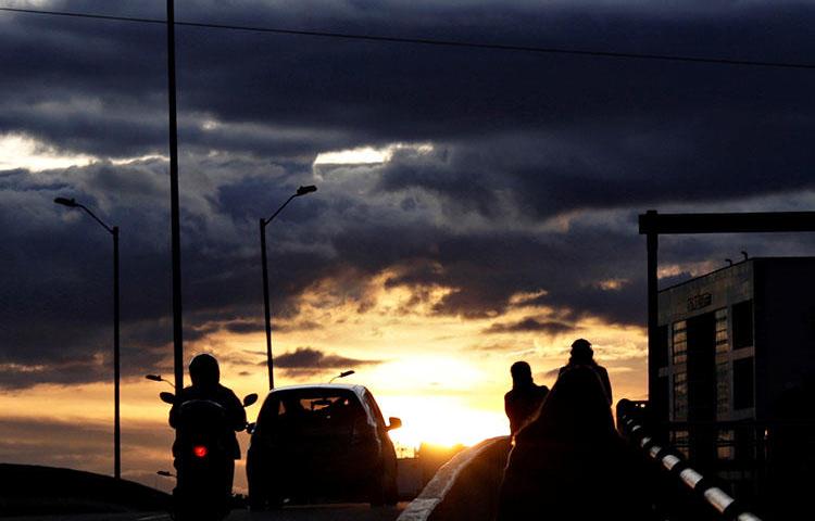 Un puente durante la puesta de sol en Bogotá, Colombia, en mayo de 2018. Un tribunal de Bogotá sentenció a José Miguel Narváez a 30 años de prisión por instigar el asesinato del periodista, humorista y activista de paz colombiano Jaime Garzón. (Reuters / Henry Romero)