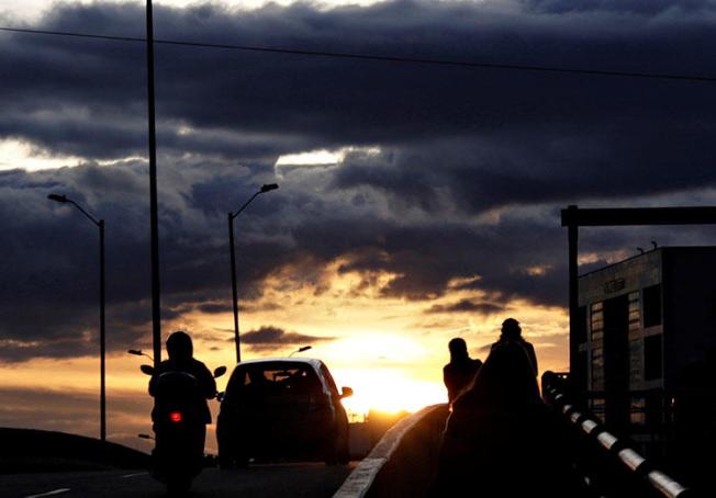 Uma ponte durante o pôr do sol em Bogotá, Colômbia, em maio de 2018. Um tribunal de Bogotá sentenciou José Miguel Narváez a 30 anos de prisão por instigar o assassinato do jornalista, comediante e ativista pacifista colombiano Jaime Garzón. (Reuters / Henry Romero)